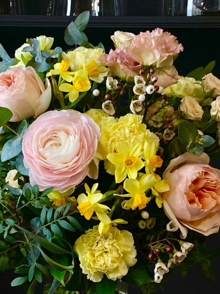 Букет «Теплые объятия» в желто-кремовой гамме с розами и ранункулюсами фото 2 &mdash; Городской букет