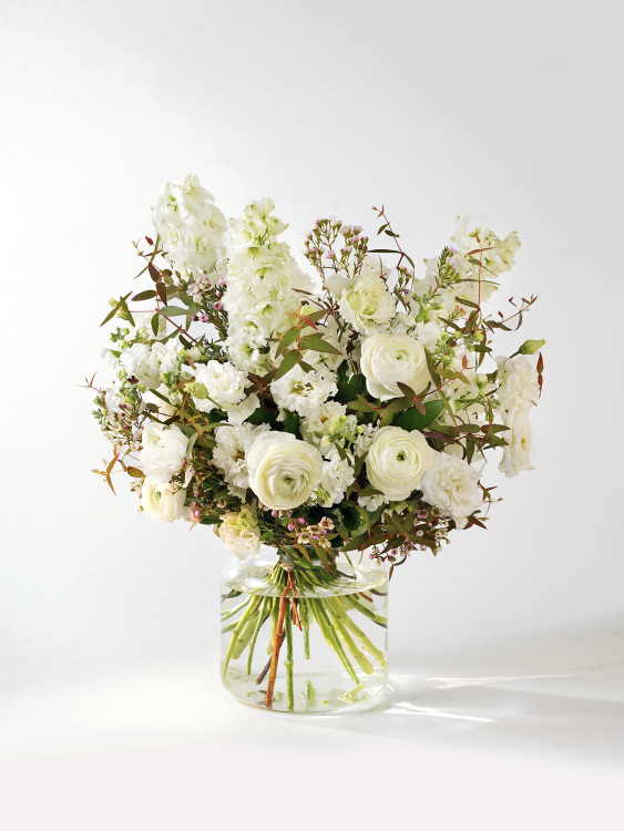 Невесомый букет  «Шарлотта» с садовыми розами и ранункулюсами — Городской букет