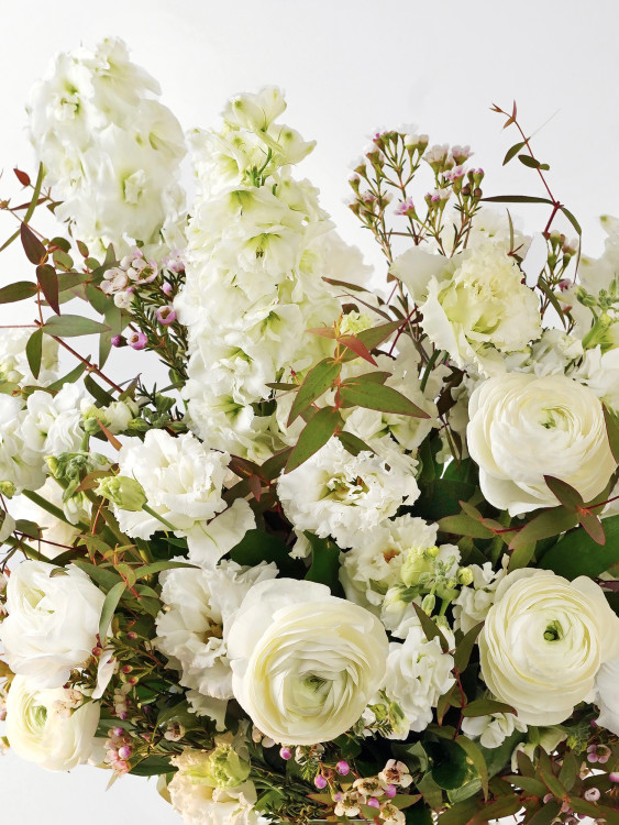 Невесомый букет  «Шарлотта» с садовыми розами и ранункулюсами — Городской букет