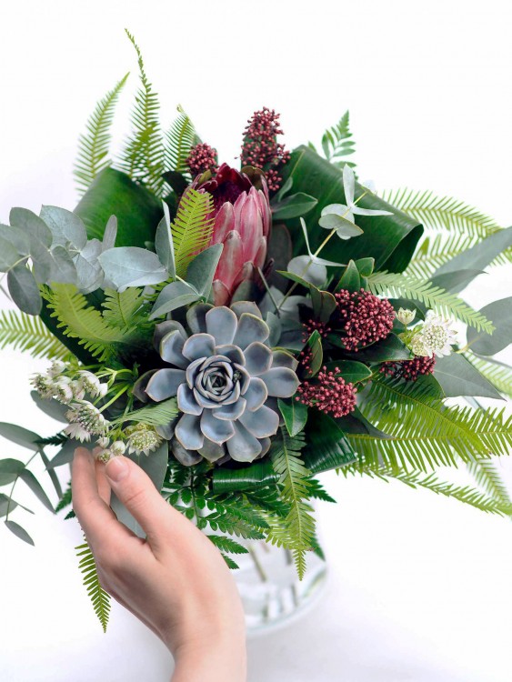 Букет «Руби» с Эхеверией и декоративной зеленью — Городской букет