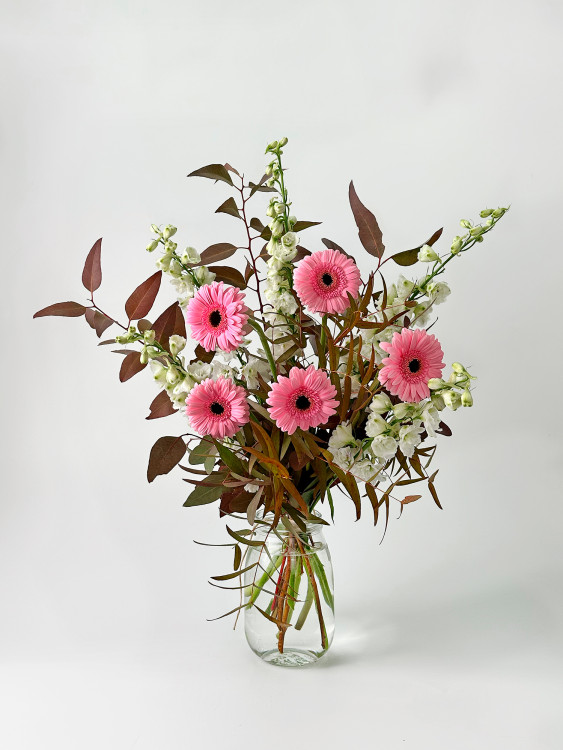 Букет «Шармель» с розовыми герберами и белыми дельфиниумами — Городской букет