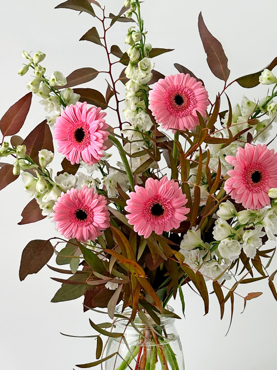 Букет «Шармель» с розовыми герберами и белыми дельфиниумами — Городской букет