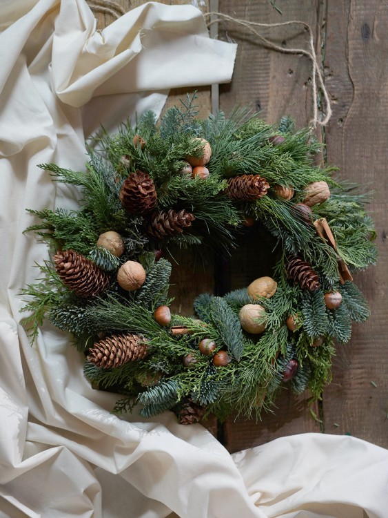 Хвойный венок «Ноя» с шишками и орехами — Городской букет