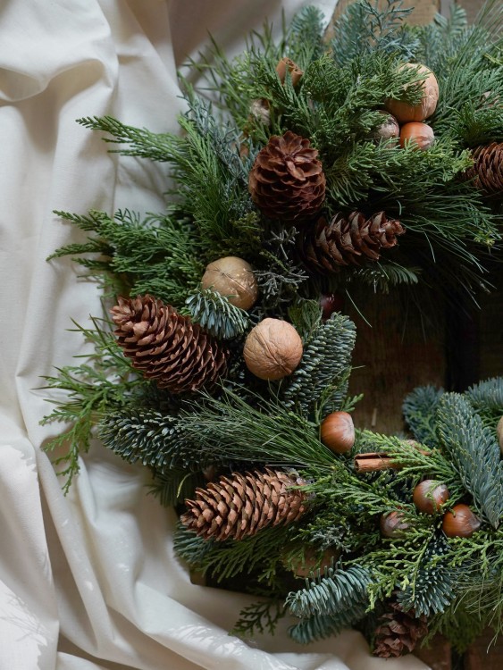 Хвойный венок «Ноя» с шишками и орехами — Городской букет