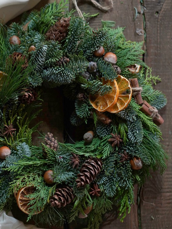 Хвойный венок «Берг» с шишками и апельсинами — Городской букет