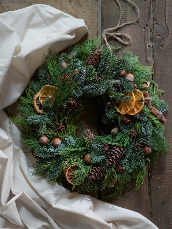 Хвойный венок «Берг» с шишками и апельсинами — Городской букет