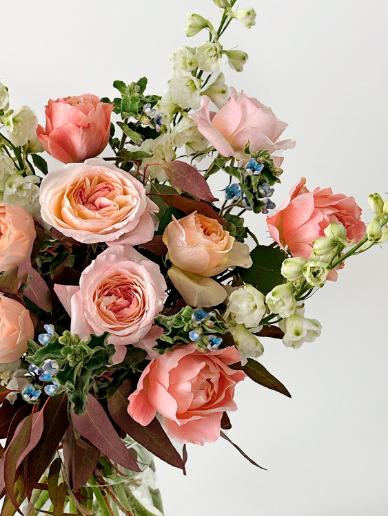 Изящный букет «Амадей» с садовыми розами и дельфиниумами — Городской букет