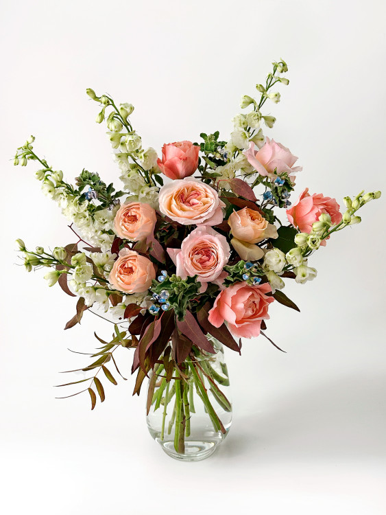 Изящный букет «Амадей» с садовыми розами и дельфиниумами — Городской букет