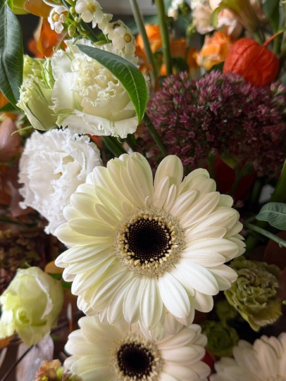 Бело-карамельный букет с герберами &mdash; Городской букет