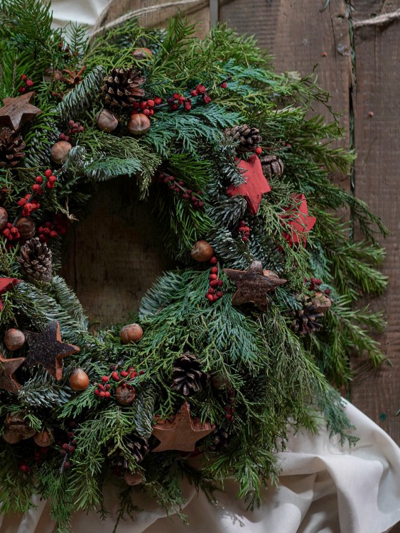 Хвойный венок «Гауди» с натуральным ярким декором — Городской букет