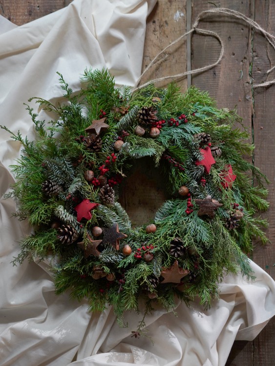 Хвойный венок «Гауди» с натуральным ярким декором — Городской букет