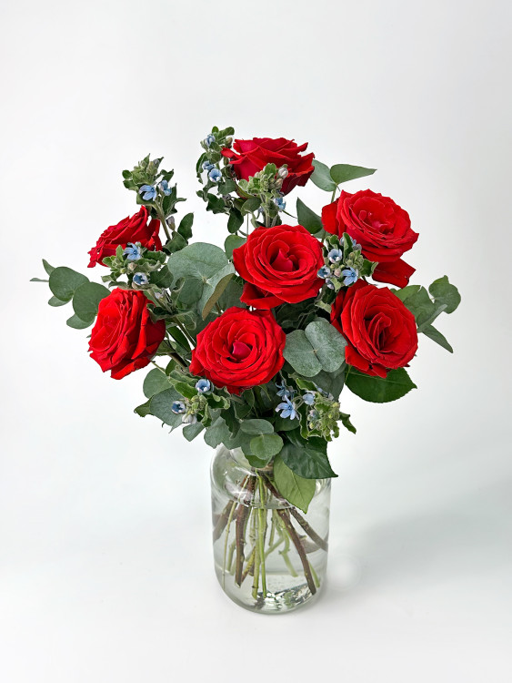 Букет «Алый поцелуй» с коралловыми розами незабудками — Городской букет