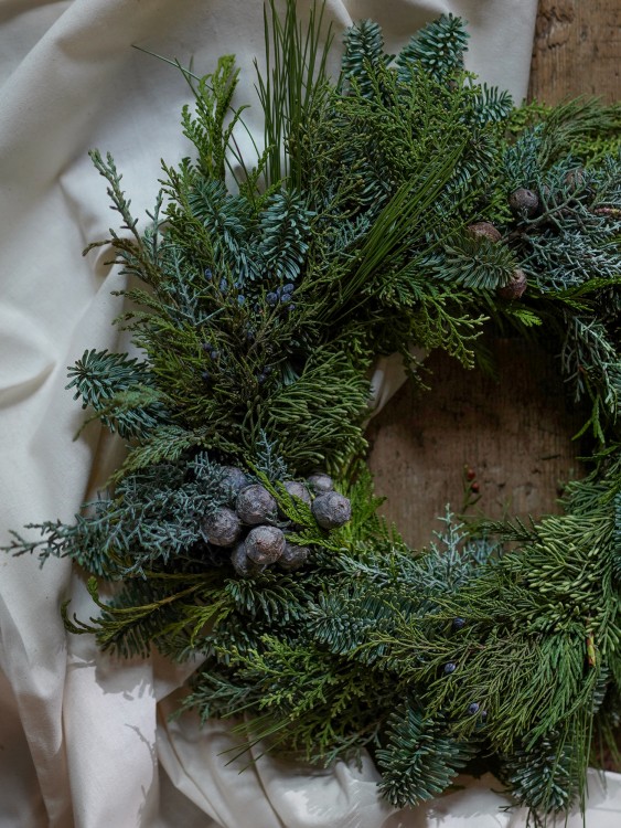 Хвойный венок «Ханой» с разнообразием хвои — Городской букет