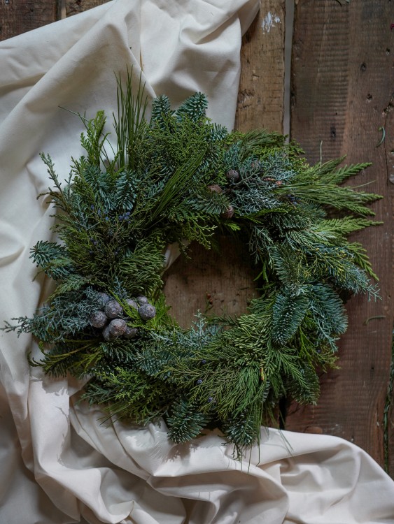 Хвойный венок «Ханой» с разнообразием хвои — Городской букет