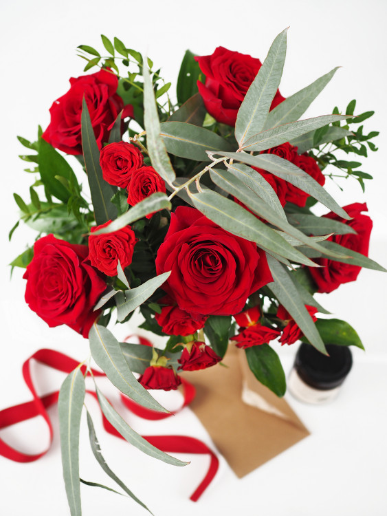 Классический букет из красных роз и эвкалипта &mdash; Городской букет