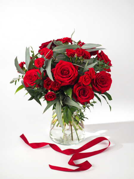 Классический букет из красных роз и эвкалипта фото 3 &mdash; Городской букет