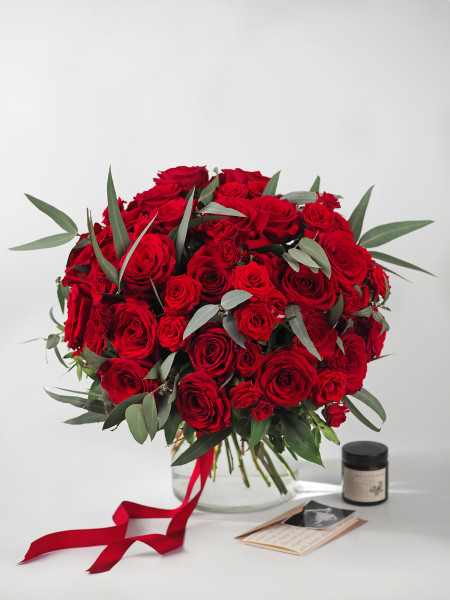 Классический букет из красных роз и эвкалипта фото 5 &mdash; Городской букет