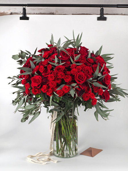 Классический букет из красных роз и эвкалипта фото 7 &mdash; Городской букет