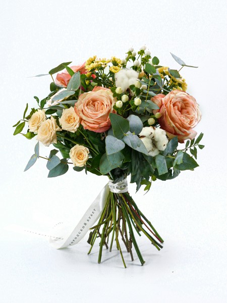Букет «Карамельное утро» с кремовыми розами, эвкалиптом и хлопком фото 1 — Городской букет