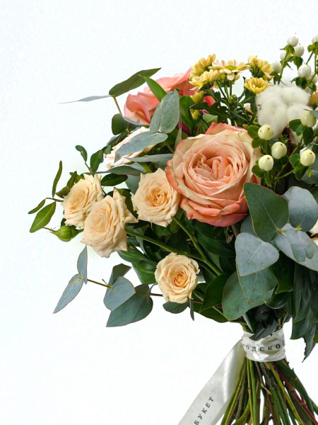 Букет «Карамельное утро» с кремовыми розами, эвкалиптом и хлопком фото 2 — Городской букет