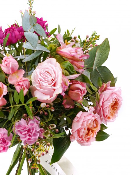 Букет «Румяный рассвет» с нежно-розовыми цветами и эвкалиптом фото 2 — Городской букет