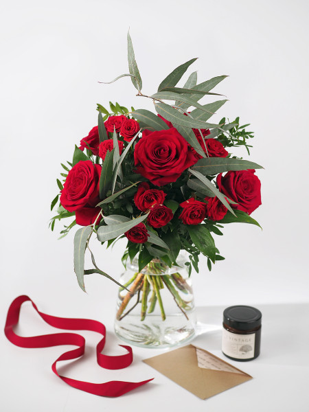 Классический букет из красных роз и эвкалипта фото 3 — Городской букет