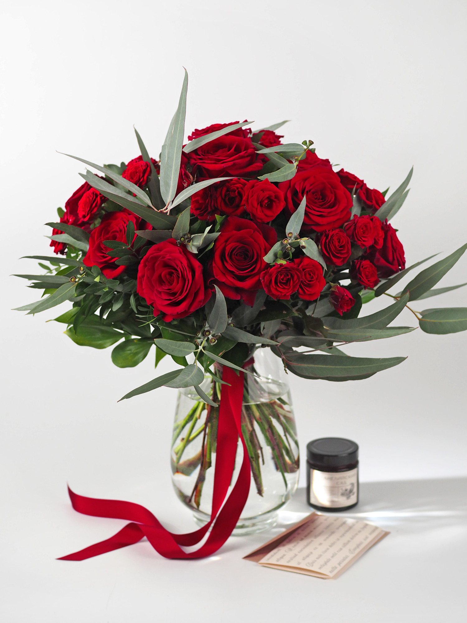 Классический букет из красных роз и эвкалипта фото 1 — Городской букет