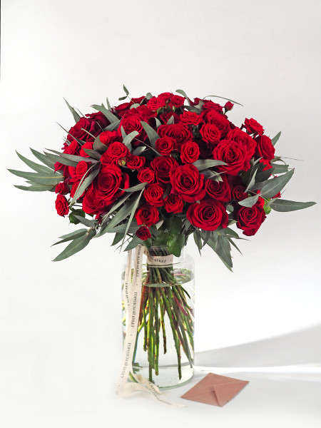 Классический букет из красных роз и эвкалипта фото 6 — Городской букет