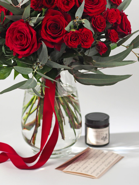 Классический букет из красных роз и эвкалипта фото 2 — Городской букет