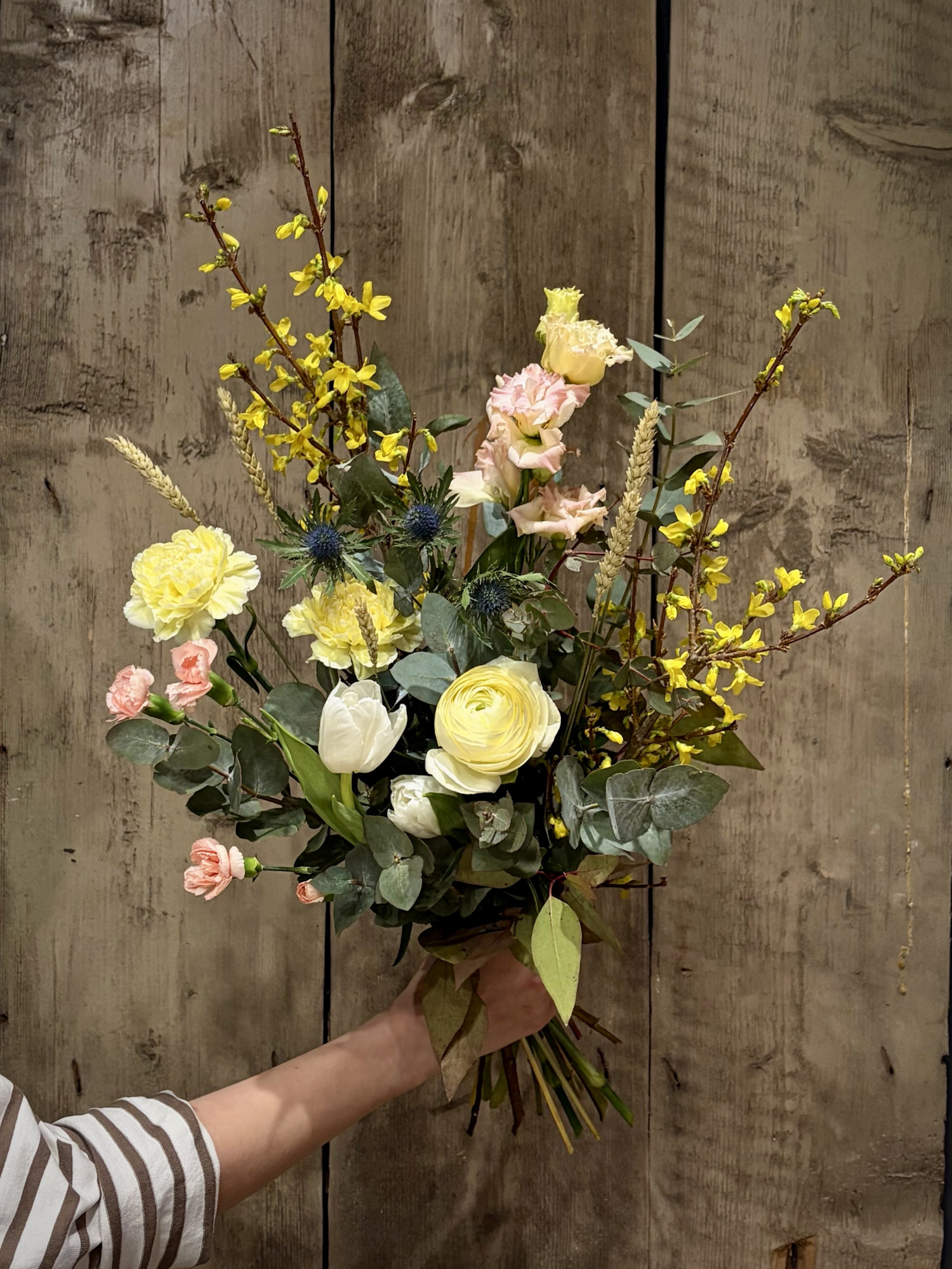 Букет дня — 13 февраля с ветками форзиции фото 1 &mdash; Городской букет