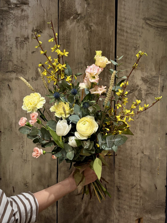 Букет дня — 13 февраля с ветками форзиции &mdash; Городской букет