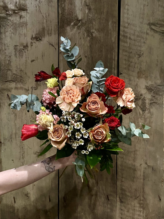 Букет дня — 16 февраля с розой «Капучино» &mdash; Городской букет