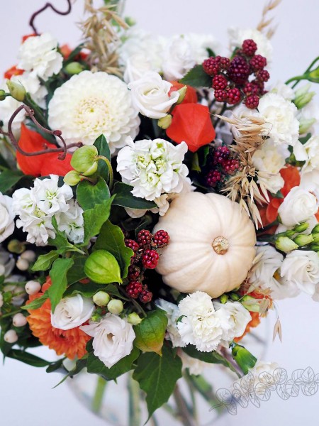 Осенний букет «Августа» с белыми и рыжими георгинами и белой тыковкой, от 3100 руб. фото 3 — Городской букет