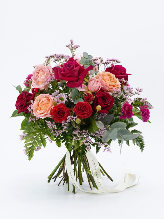 Букет «Грация» с малиновыми, красными и персиковыми цветами — Городской букет