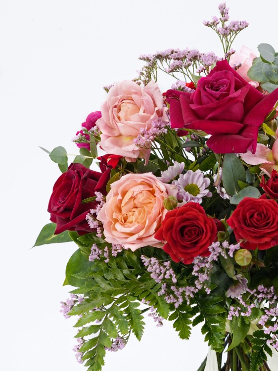 Букет «Грация» с малиновыми, красными и персиковыми цветами — Городской букет